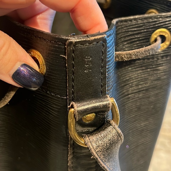 Authentic Louis Vuitton black Epi  bucket bag - Picture 3 of 15